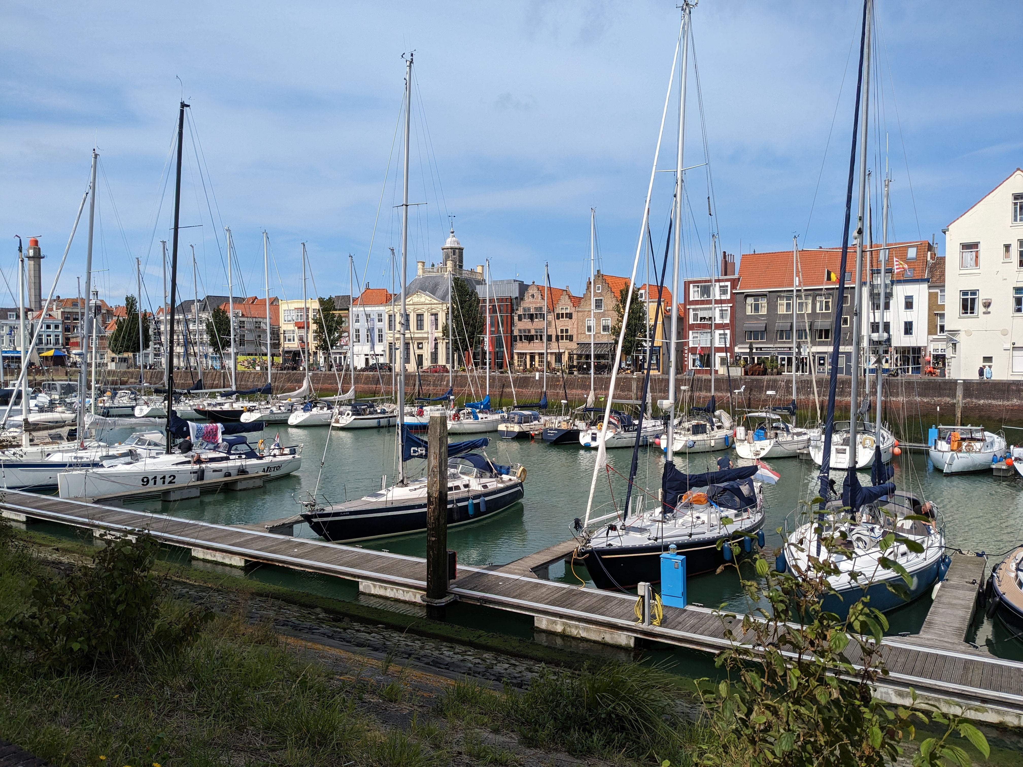 Der Ankerplatz der Yachten im Hafen von Vlissingen